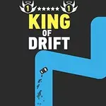 Ylhäältä alas kulkeva vaaleansininen mutkitteleva tie, jolla pieni auto jättää jälkeensä ajovanaa, ja tekstinä King of Drift