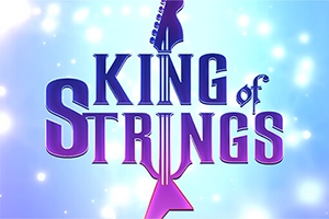 Teksti King of Strings sinertävällä taustalla, jossa on kitaranmuotoinen elementti