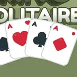 Neljän ässän pelikortit spade, sydän, risti ja ruutu vihreällä taustalla, yläosassa teksti SOLITAIRE