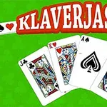 Neljä pelikorttia (jätkä, kuningas, ässä ja kuningatar) vihreällä taustalla, yläpuolella teksti KLAVERJASSEN