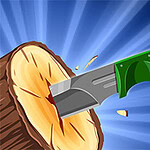 Veitsi, jossa on vihreä kahva, iskeytyy puunrunkoon loistaen sinisellä taustalla