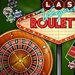 Las Vegas -aiheinen kyltti, rulettipyörä ja pelimerkkejä vihreällä pöydällä