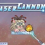 Karvainen olento metallisella korokkeella ja laser-ase suuntautuneena sitä kohti