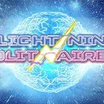 Sinisävyinen salama ja teksti Lightning Solitaire hehkuvan taustapallon edessä