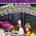 Etualalla on erilaisia esineitä, kuten flamingo, Beethovenin patsas, keilapallo, pähkinänsärkijä, keilailukeila ja harmonikka, sekä taustalla Little Shop of Treasures -tekstiä