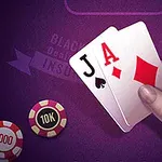 Käsi pitelee kortteja (J ja A) violetilla pöydällä, jossa on myös pelimerkkejä, kuten 1000 ja 10K