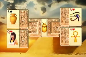 Korttipeli-aiheinen kuva, jossa on egyptiläisiä symboleita, skarabee ja taustalla pyramidit