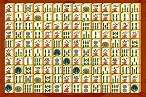 Kuvassa on värikkäitä mahjong-laattoja, jotka on asetettu tiiviisti ruudukkoon puiselle taustalle
