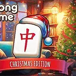 Jouluisesti koristeltu huone, jossa on joulukuusi, sohva ja koristeltu mahjong-laatta