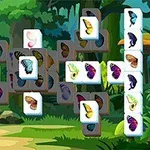 Mahjong-laattoja, joissa on värikkäitä perhosia ja taustalla vehreä viidakko