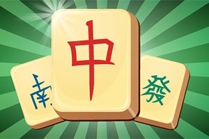 Kolme mahjong-laattaa, joissa on kiinalaisia merkkejä vihreällä raidallisella taustalla