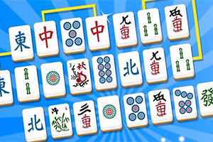 Pelilaudalla on mahjong-laattoja, joissa on erilaisia symboleita ja kiinalaisia merkkejä sinisellä taustalla