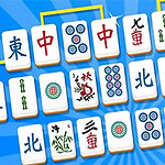 Pelilaudalla on mahjong-laattoja, joissa on erilaisia symboleita ja kiinalaisia merkkejä sinisellä taustalla