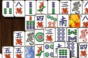 Erilaisia Mahjong-laattoja, joissa on kuvioita kuten lohikäärmeitä, lintuja ja kiinalaisia merkkejä