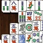Erilaisia Mahjong-laattoja, joissa on kuvioita kuten lohikäärmeitä, lintuja ja kiinalaisia merkkejä