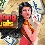 Nainen, jolla on pitkä musta tukka ja perinteinen asu, seisoo pitelemässä mahjong-laattoja karttapohjan edessä