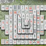 Pöydällä on järjestettyjä mahjong-laattoja eri symboleilla ja merkeillä, ympärillä vihreää taustaa ja bambulehtiä