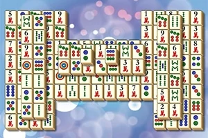 Mahjong-laattoja erilaisilla merkeillä ja symboleilla järjestettynä kerroksittain, taustalla häivytetty sinisävyinen bokeh-efekti