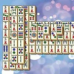 Mahjong-laattoja erilaisilla merkeillä ja symboleilla järjestettynä kerroksittain, taustalla häivytetty sinisävyinen bokeh-efekti