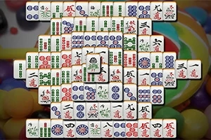 Mahjong-lautapeli, jossa on useita kerroksia erilaisia laattoja kuvioilla ja numeroilla