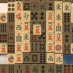 Pinottuja mahjong-laattoja, joissa on erilaisia merkkejä ja symboleja, ja taustalla on maisema vaaleanpunaisilla puilla ja vuorilla