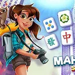 Nuori tyttö valokuvakameran kanssa seisoo pilvenpiirtäjien edessä, ja ympärillä on mahjong-laattoja