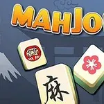 Kolme Mahjong-laattaa, joissa on punainen symboli, musta merkki ja kukkakuvio, sinertävän taustan edessä ison MAHJONG-tekstin alla