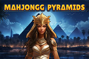 Egyptiläishenkinen nainen kultaisessa päähineessä pyramidien ja kuutamoisen yömaiseman edessä