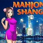 Nainen violetissa mekossa seisoo kaupungin siluetin edessä, ja ympärillä leijuu mahjong-laattoja