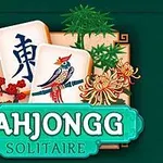 Mahjong-laattoja, joissa on lintu- ja kasvikuvioita, sekä vihreä Mahjongg Solitaire -teksti