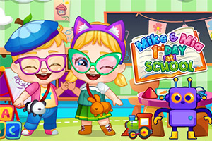 Kaksi lasta värikkäissä vaatteissa hymyilee leikkihuoneessa, jossa on lelurobotti ja taulu, jossa lukee 1st Day at School