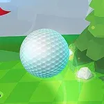 Golfpallo lähellä reikää vihreällä kentällä, jota reunustavat puut ja punainen lippu