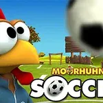 Animaatiohahmo kana puku päällä jalkapallokentällä, suuri jalkapallo ja otsikossa teksti Soccer