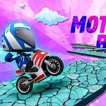 Moottoripyöräilijä ajaa punavalkoista moottoripyörää lohkeilevalla radalla vaaleanpunaista taustaa vasten, ympärillä on pilviä ja teksti MOTO BOSS