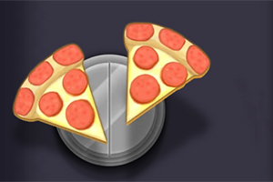 Kaksi pepperonipizzan palaa hopeanvärisen, pyöreän pohjan päällä tummaa taustaa vasten