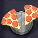 Kaksi pepperonipizzan palaa hopeanvärisen, pyöreän pohjan päällä tummaa taustaa vasten