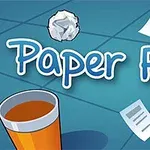 Sinisellä taustalla on paperipallo, lehtisiä, oranssi muki ja pieni pöytätuuletin