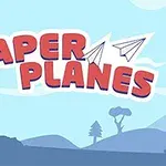 Punaiset kirjaimet PAPER PLANES kelluvat sinisellä taustalla, jossa on puita ja siluetti vuorista sekä kaksi paperilennokkia