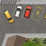 Näkymä pysäköintialueesta ylhäältä päin, jossa on viisi autoa pysäköitynä eri asennoissa asfaltilla, ympäröitynä vihreällä nurmella ja kävelyteillä