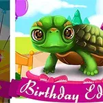 Vihreä kilpikonna vaaleanpunaisella alustalla taustalla satumainen maisema ja teksti Birthday Edition