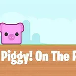 Vaaleanpunainen kuutio, joka esittää possua, puisella alustalla taustalla ovi ja teksti Piggy!