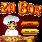 Pizzakokki seisoo pikkutarkasti koristellun työpöydän ääressä, jossa on pizza, juusto ja keittiövälineitä, ja taustalla lukee Pizza Bar