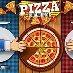 Kaksi kättä tarttumassa pizzapalaan pelipöydän äärellä, jossa sininen ja punainen alusta kannattelevat ruokailuvälineitä