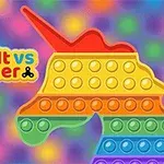 Monivärinen yksisarvisen muotoinen pop it -lelu värikkäällä taustalla, jossa lukee Pop It vs Spinner