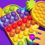 Kuvassa on värikäs pop it -lelu, jossa on eri muotoja ja värejä sekä etualalla lapsen käsi painamassa yksittäistä poppia