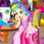 Prinsessa, jolla on sateenkaaren väriset hiukset ja vaaleanpunainen mekko, istuu penkillä ompelukoneen ja puhuvan kirjan vieressä