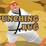 Mies valkoisessa karatessa asussa ja punaisella pääpantalla seisoo aavikkomaisemassa, kengät jalassa, ja hänen vieressään on sininen hyönteinen sekä teksti Punching Bug