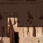 Muinaisten egyptiläisten temppeli, jonka edessä on suuria veistoksia