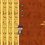 Animaatiohahmo kiipeää hieroglyfeillä koristeltua muuria ylös savu-smaragdejen ja kahden ulkonevan, puiselta näyttävän esteen vieressä