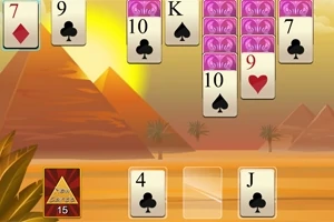 Pelissä näkyy useita pelikortteja eri symboleilla aavikkomaisemassa, jossa on pyramideja taustalla